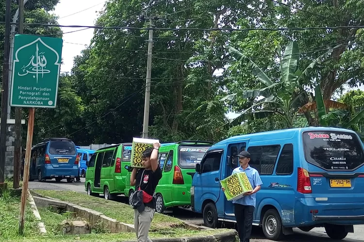 Ratusan sopir angkutan kota (angkot) di jalur Puncak diminta untuk meliburkan armadanya dengan imbalan bantuan dana tunai. (Fahriza)