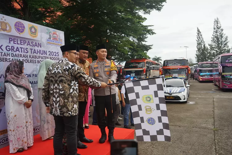 Bupati Bogor Rudy Susmanto bersama Forkopimda melepas 1.600 peserta mudik gratis&nbsp;di area Stadion Pakansari Cibinong, Kabupaten Bogor, Jumat, 28 Maret 2025. (Arifin - Metropolitan)