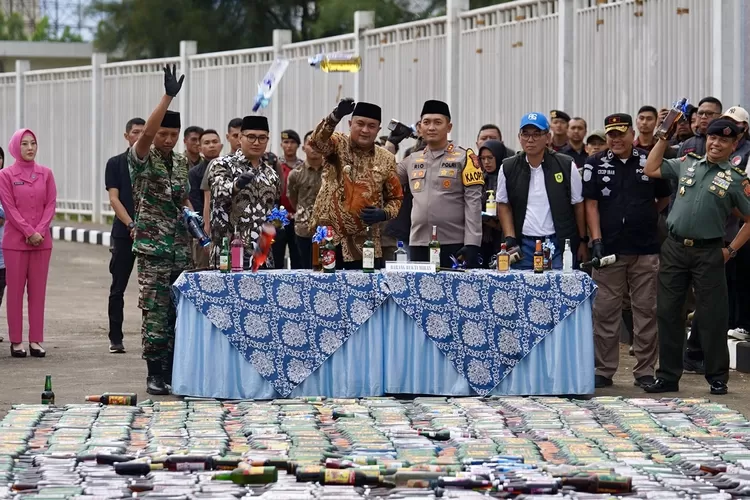 Bupati Bogor Rudy Susmanto bersama Forkopimda melakukan pemusnahan belasan ribu botol miras di area Stadion Pakansari Cibinong, Kabupaten Bogor.                                (Arifin - Metropolitan)