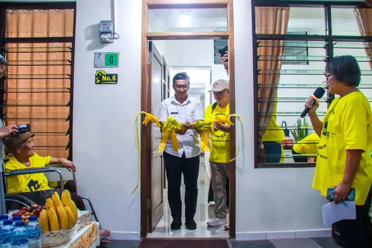 Pemkot Bogor melalui Pj Sekda Hanafi mengapresiasi aksi sosial yang dilakukan alumni Regina Pacis, yang bedah rumah guru stenografi (Pemkot Bogor)