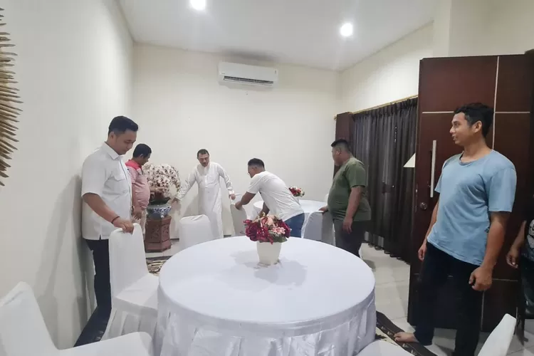 Menjelang open house Lebaran, Wakil Wali Kota Bekasi Abdul Harris Bobihoe turun langsung bebersih dan mendekorasi rumah dinas (Pemkot Bekasi)