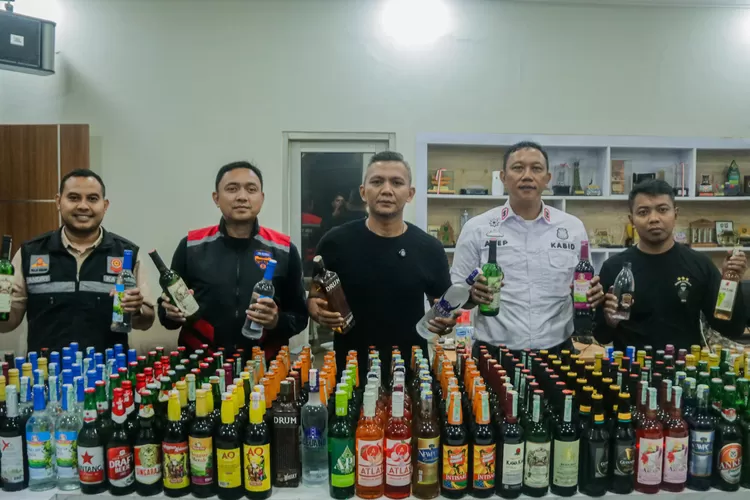 Selama Ramadan 2025, Wakil Wali Kota Bogor Jenal Mutaqin menyebut Pemkot Bogor lewat Satpol PP sukses menyita ribuan botol miras (Pemkot Bogor)