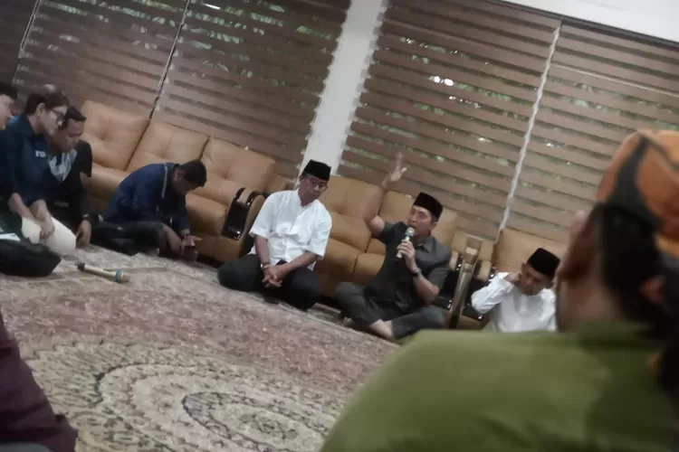 Tak ingin insiden wisatawan Jepang yang sempat viral terulang, Wali Kota Bogor Dedie Rachim melarang para pengamen beraksi di angkot (Ryan/Metropolitan)