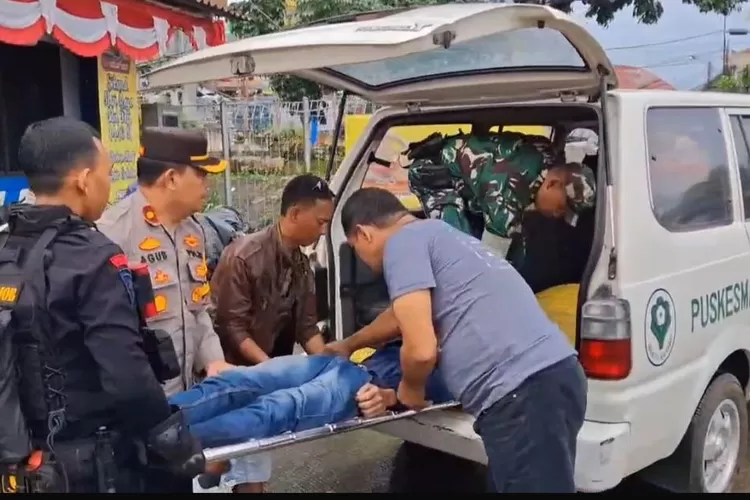 Pemudik tiba-tiba pingsan saat menunggu traffic light Simpang Ciawi, Kabupaten Bogor, Sabtu, 29 Maret 2025. (Polsek Ciawi)