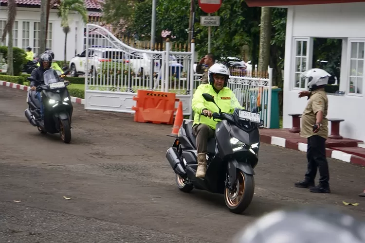                                Bupati Bogor Rudy Susmanto saat&nbsp;keliling naik motor meninjau sejumlah pos pengamanan Lebaran, Sabtu, 29 Maret 2025. (Arifin - Metropolitan)