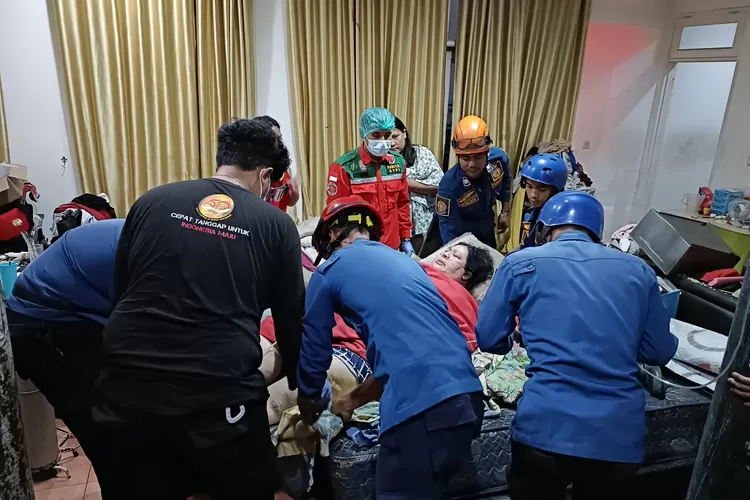 Petugas Damkar membantu warga dengan kelebihan berat badan untuk dievakuasi ke rumah sakit di wilayah Kemang, Kabupaten Bogor. (Damkar)