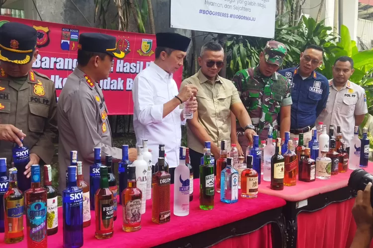 Pemerintah Kota atau Pemkot Bogor memusnahkan ribuan minuman keras (miras) hasil dari razia selama bulan Ramadan di Kota Bogor (Fahriza)