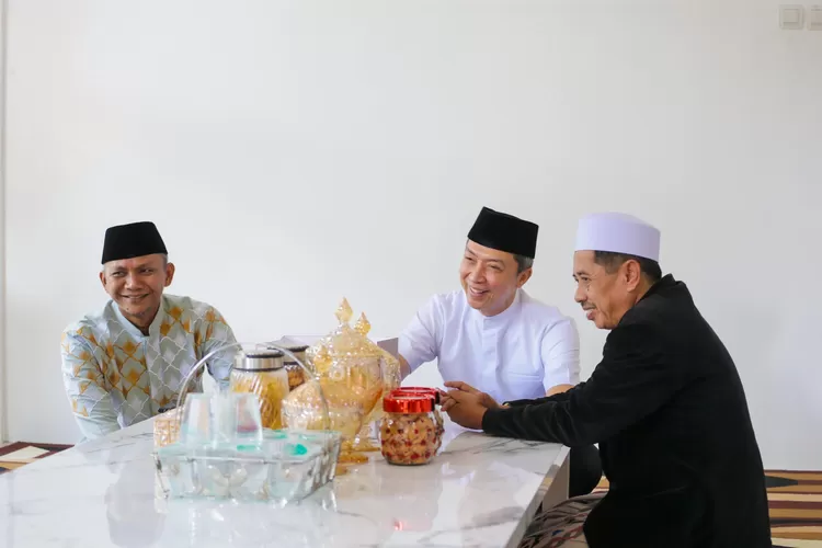 Wali Kota Bogor Dedie Rachim bersama Wakil Wali Kota Jenal Mutaqin mengajak warga untuk salat idul fitri bareng di Kebun Raya Bogor (Pemkot Bogor)