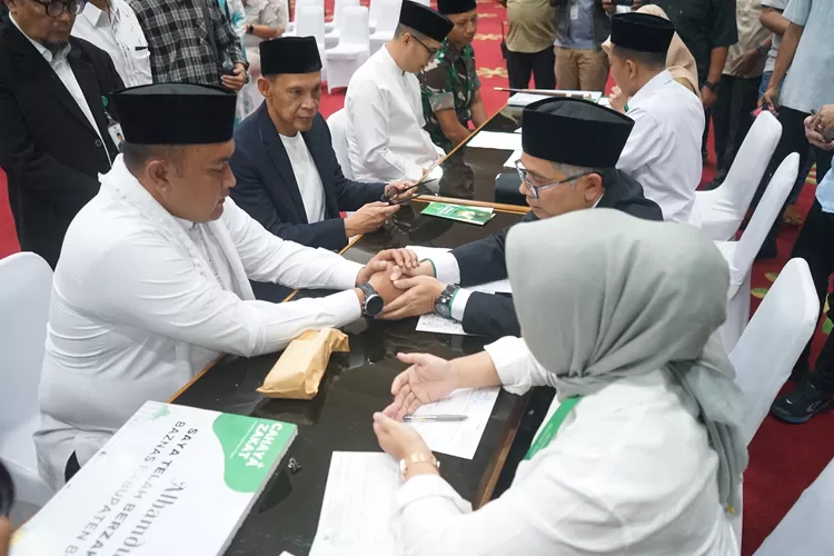 Bupati dan Wakil Bupati Bogor Rudy Susmanto - Jaro Ade saat menunaikan Zakat Fitrah lewat Baznas Kabupaten Bogor di Gedung Tegar Beriman, Cibinong, Sabtu, 29 Maret 2015. (Arifin - Metropolitan)