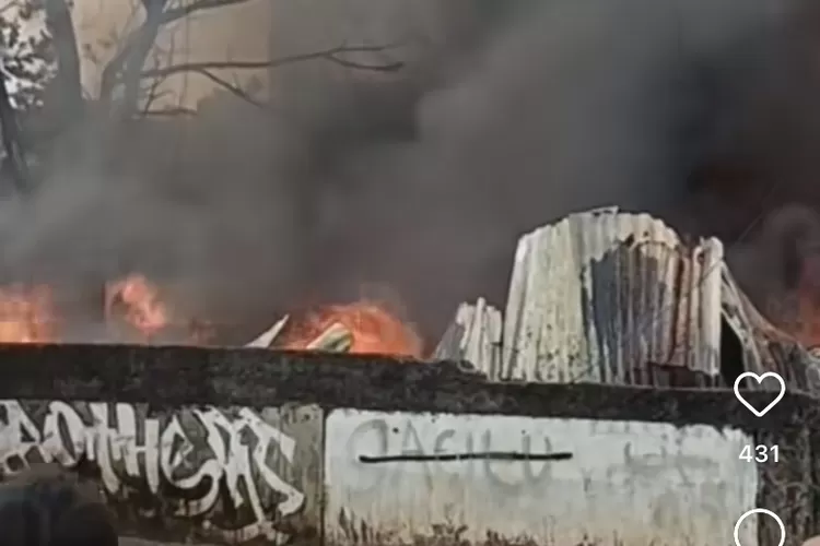 Tangkapan layar kebakaran lapak rongsokan di Sukaraja, Kabupaten Bogor. (Ist)