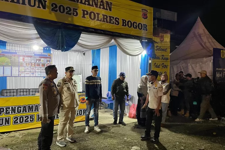 Camat Cigombong Irwan Somantri bersama Muspika memantau situasi malam takbiran di Pospam Bocimi, Minggu, 30 Maret 2025. (Anto)
