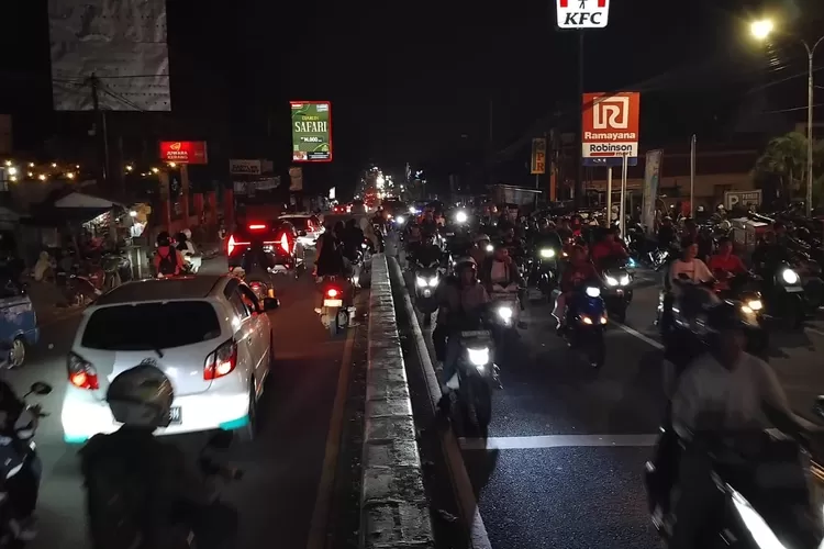 Kondisi Jalan Raya Parung, Kabupaten Bogor saat malam takbiran Idulfitri 1446 Hijriyah, Minggu, 30 Maret 2025 malam. (Mulya Diva)