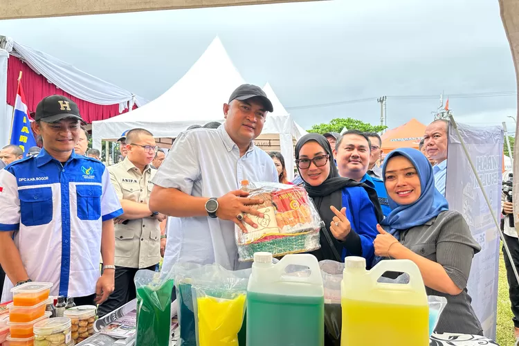 Bupati Bogor Rudy Susmanto saat meninjau Gerakan Pangan Murah di Kecamatan Bojonggede, Sabtu, 29 Maret 2025. (Diskominfo)