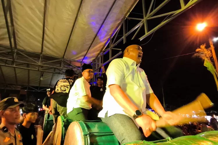 Bupati Bogor Rudy Susmanto saat ikut dalam Festival Bedug di Pabuaran, Cibinong, Kabupaten Bogor, Minggu, 30 Maret 2025 malam. (Panca)