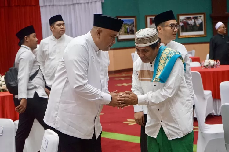 Bupati Bogor Rudy Susmanto saat menggelar open house lebaran di Gedung Tegar Beriman Cibinong, Kabupaten Bogor, Senin, 31 Maret 2025.                                (Arifin - Metropolitan)