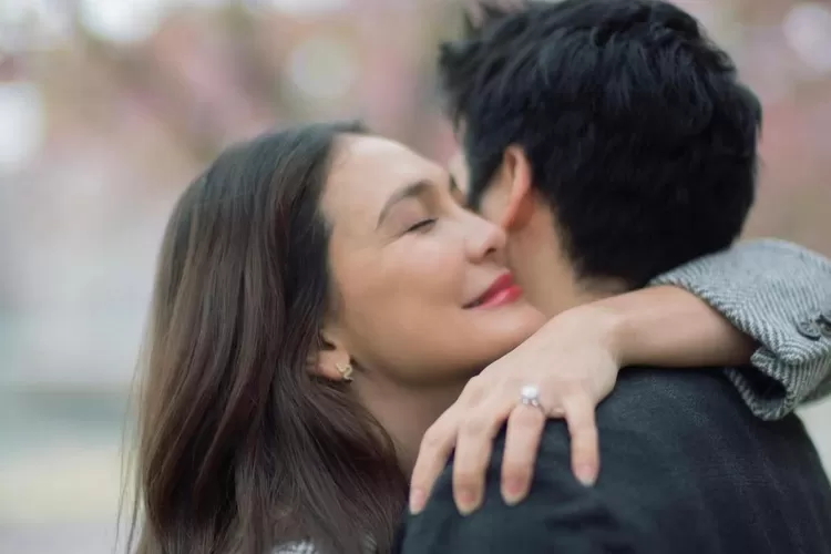 Maxime Bouttier akhirnya melamar Luna Maya dengan cara yang romantis di Jepang.  (Instagram/@lunamaya)