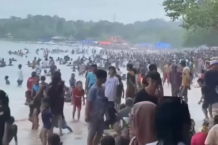 Ribuan wisatwan memadati kawasan Pantai Anyer. (Instagram/@wisatabanten.co.id)