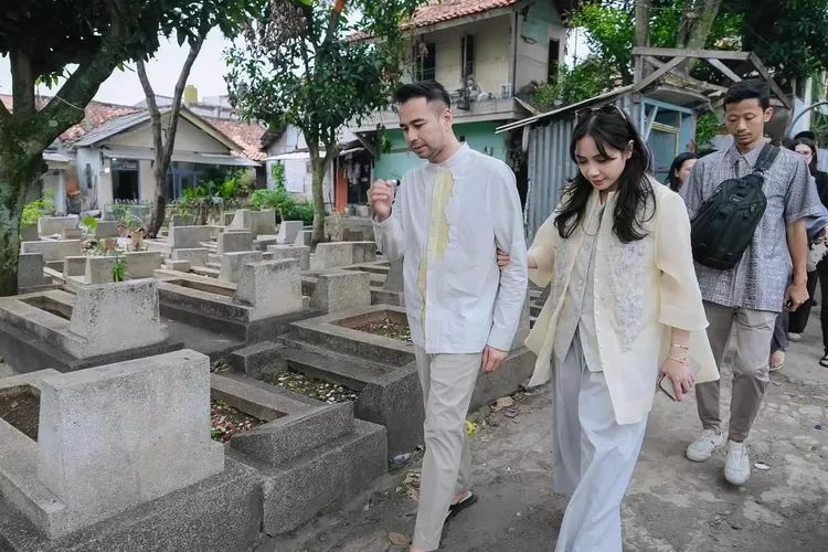 Raffi Ahmad dan Nagita Slavina saat berziarah ke makam keluarga di Bandung. (Instagram/@raffinagita1717)