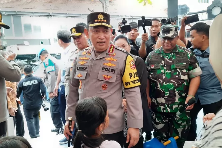 Kapolri Jenderal Listyo Sigit Prabowo saat meninjau arus balik di Stasiun Tawang Kota Semarang, Sabtu, 5 April 2025. (PFI Semarang)