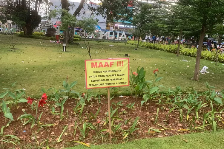 Kondisi taman berumput di Alun-alun Kota Bogor yang rusak dan dipenuhi sampah.  (Rifal Metropolitan)