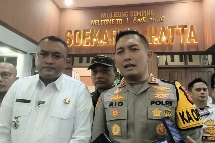 Bupati Bogor Rudy Susmanto bersama Kapolres Bogor AKBP Rio Wahyu Anggoro saat memberikan keterangan pers terkait dugaan pungli di Pendopo Bupati Bogor, Cibinong, Minggu, 6 April 2025. (Panca - Metropolitan)