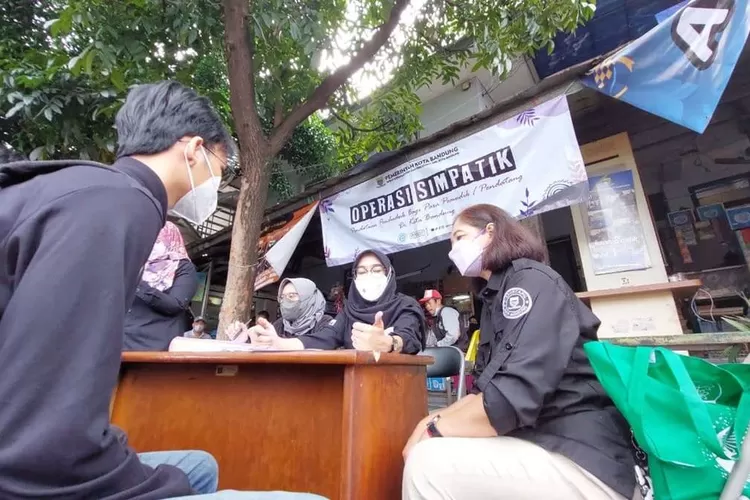 Disdukcapil Kota Bandung bakal mengecek data kependudukan warga pasca mudik Lebaran di Stasiun Kiaracondong dan Terminal Cicaheum (Jabarprov)