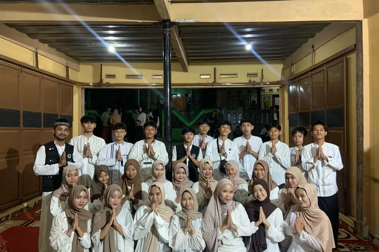 Pemuda Cibedug Comflex, Ciawi, Kabupaten Bogor usai kegiatan Gema Akhir Ramadhan 1446 Hijriah. (Cibedug Comflex)