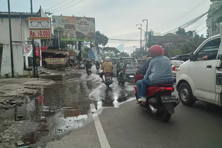 kondisi Jalan Raya Puncak Bogor, tepatnya di dekat Simpang Taman Safari, Cisarua, Kabupaten Bogor yang selalu tergenang air. (Rizal)