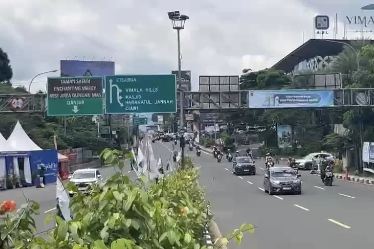 Jalur Puncak Bogor pada Senin, 7 April 2025 siang masih didominasi kendaraan yang turun arah Jakarta. (Fahriza - Metropolitan)