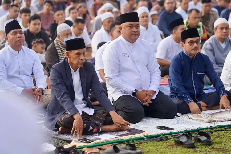 Bupati Bogor Rudy Susmanto (tengah) saat Salat Idulfitri 1446 Hijriah di Lapangn Tegar Beriman. (Arifin - Metropolitan)