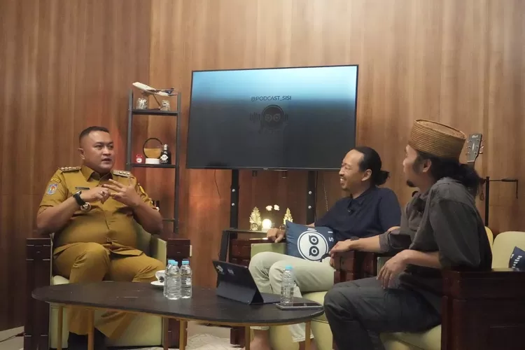 Bupati Bogor Rudy Susmanto saat podcast bersama Pokwan DPRD Kabupaten Bogor di Cibinong, Sabtu, 5 April 2025. (Ist)