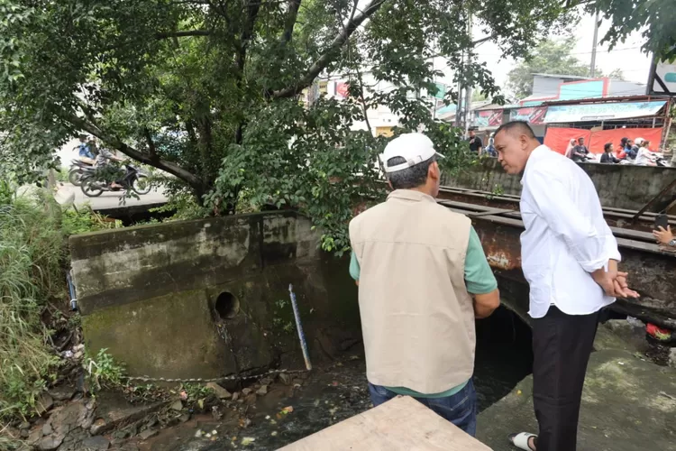 Usai sidak, Wali Kota Bekasi Tri Adhianto ingin prioritaskan Rp10 Miliar buat perbaikan Jembatan 0 Rawalumbu yang sudah terlihat rapuh (Pemkot Bekasi)