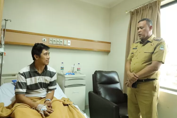 Wali Kota Bekasi Tri Adhianto menjenguk satpam di RS Mitra Keluarga Kota Bekasi yang jadi korban penganiayaan (Pemkot Bekasi)