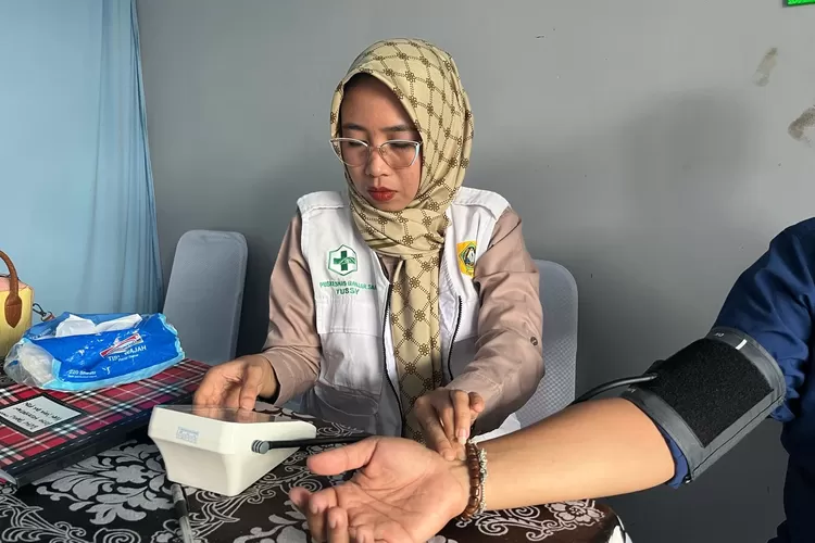 Tussy saat memeriksa kesehatan pemudik di Pospam Gadog, Puncak Bogor, Senin, 7 April 2025. (Fahriza - metropolitan.id)