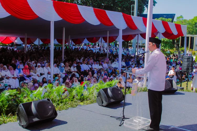 Wali Kota Bogor, Dedie A Rachim memberikan sambutan dalam kegiatan halal bihalal yang diselenggarakan Pemkot Bogor di Alun-alun Kota Bogor. 