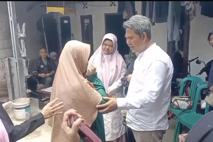 Suasana rumah duka korban tenggelam di Pantai Karang Hawu, Palabuhan Ratu, Sukabumi di Cigombong, Kabupaten Bogor. (Anto)