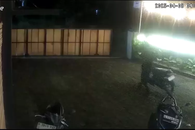 Tangkapan layar aksi curanmor di salah satu vila di Megamendung, Puncak Bogor. (CCTV)