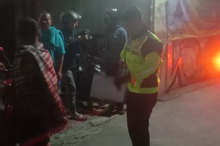 Polisi saat olah TKP kecelakaan adu banteng di Kelurahan Sukahati, Cibinong, Kabupaten Bogor. (Polres Bogor)