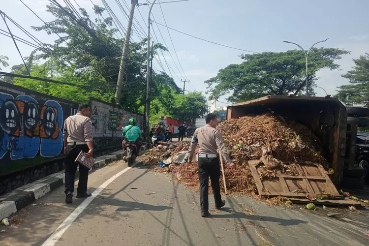 Truk sampah terguling di Jalan Transyogi di Desa Limusnunggal, Kecamatan Cileungsi, Kabupaten Bogor. (Polres Bogor)
