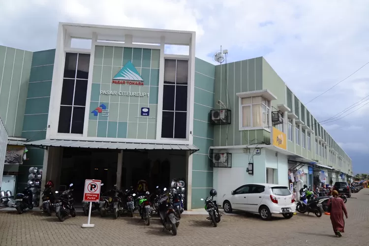 Bangunan Pasar Citeureup. Pemkab Bogor berencana merelokasi PKL yang ada di sekitar Pasar Citeureup agar tak semrawut. (Panca)