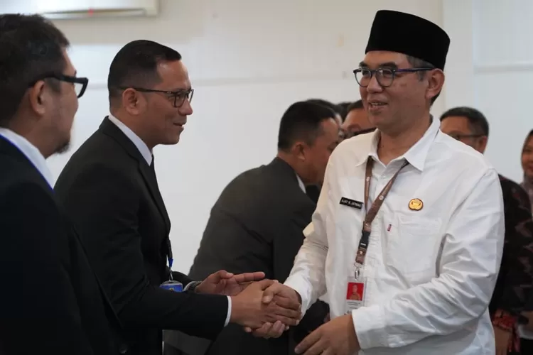 Sekda Ajat Rochmat Jatnika saat membuka Pelatihan Kepemimpinan Administrator Angkatan (PKA) VI di Kecamatan Megamendung, Rabu, 9 April 2025. (Diskominfo)