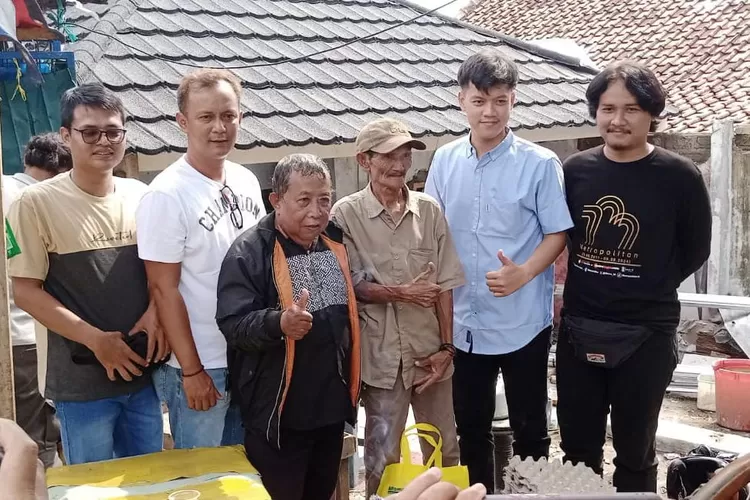 Sejumlah wartawan berkunjung ke kediaman Bah Sangkin Eks Loper Koran yang rumahnya mendapat bantuan renovasi dari Bupati Purwakarta.  (IST)