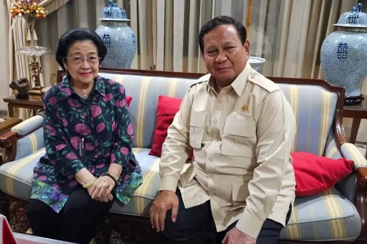 Presiden terpilih Prabowo Subianto bersilaturahmi ke kediaman Ketua Umum PDI Perjuangan, Megawati Soekarnoputri, (Instagram/@sufmi_dasco)