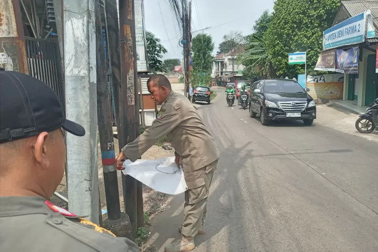 Satpol PP Kota Bekasi menertibkan spanduk liar di sepanjang Jalan Pasar Kranggan hingga Jatirangga yang kedapatan nggak berizin (Pemkot Bekasi)