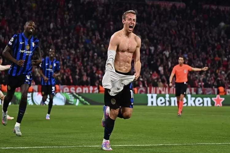 Momen Davide Frattesi berselebrasi dengan sangat emosional usai cetak gol penentu kemenangan Inter Milan atas Bayern Munchen di leg pertama perempat final Liga Champions 2024-2025. (Instagram : inter)