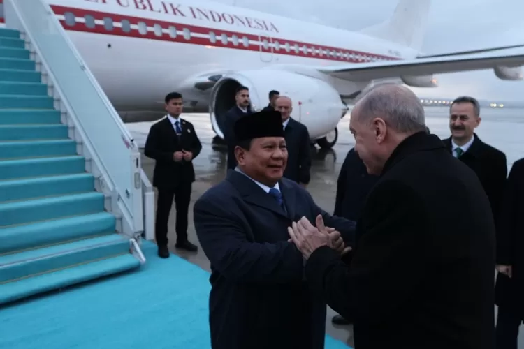 Presiden Turki Recep Tayyip Erdogan menyambut kedatangan Presiden Prabowo saat tiba di Ankara, Turkiye, Rabu, 9 April 2025 sekira pukul 19.30 waktu setempat. (Tim Media Prabowo)