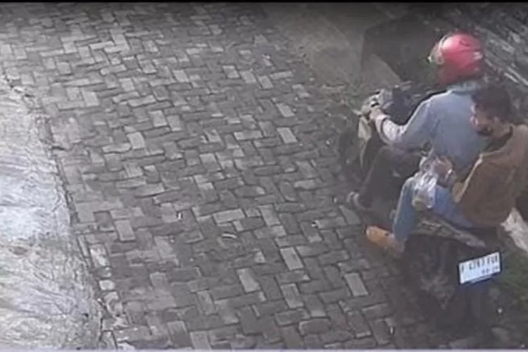 Aksi curanmor di Perumahan Bogor Kemang Residence, Kecamatan Kemang, Kabupaten Bogor terekam CCTV, Rabu, 9 April 2025. (CCTV)