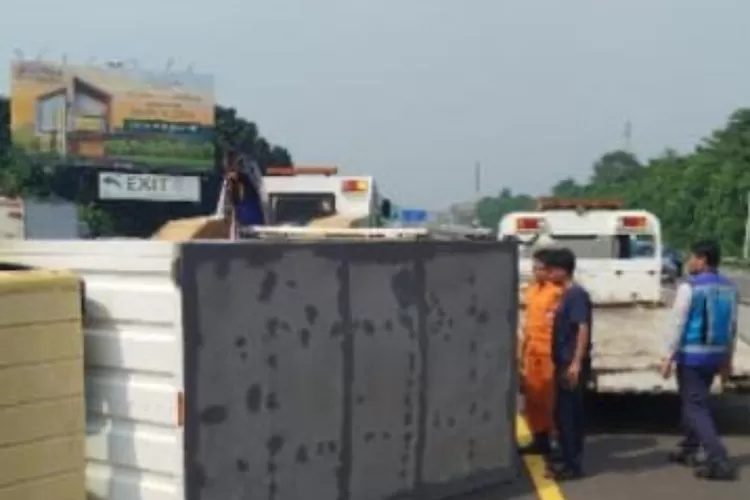 Truk colt diesel terguling di Tol Jagorawi, Kecamatan Babakanmadang, Kabupaten Bogor. (Ist)