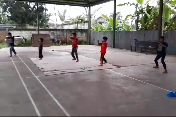 Perguruan Penca silat Tunas Muda Indonesia di kampung Cimande Hilir, desa Lemah Duhur, Kecamatan Caringin, Kabupaten Bogor memaksimalkan latihan menghadapi Festival Penca Silat Dispora Cup 2025. (Anto)