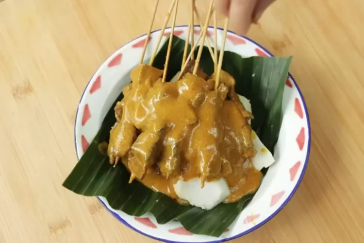 Yuk cobain resep sate padang khas Sumatera Barat yang mudah dan dijamin lamak bana (Youtube Devina Hermawan)